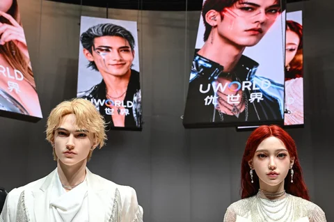 Robot humanoid dipamerkan  saat peluncuran robot humanoid U1 yang diproduksi oleh UWORLD, sebuah merek di bawah UBTECH Robotics, di Shenzhen, provinsi Guangdong, Tiongkok, Selasa (30/06/2026).