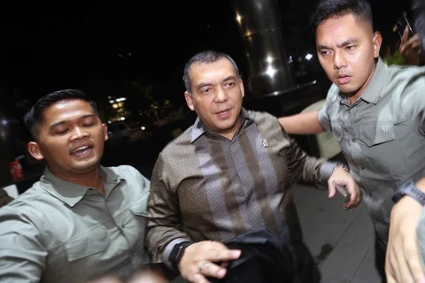Wakil Menteri Imigrasi dan Pemasyarakatan, Silmy Karim (tengah) saat tiba di Gedung Merah Putih Komisi Pemberantasan Korupsi (KPK), Jakarta, Rabu (3/6/2026).