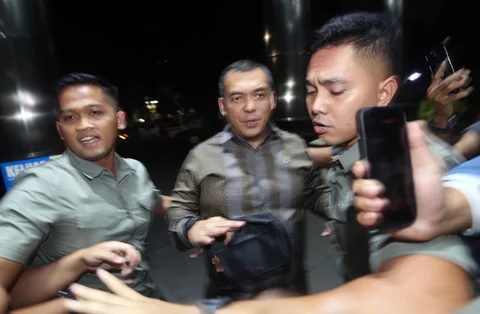 Wakil Menteri Imigrasi dan Pemasyarakatan, Silmy Karim (tengah) saat tiba di Gedung Merah Putih Komisi Pemberantasan Korupsi (KPK), Jakarta, Rabu (3/6/2026).