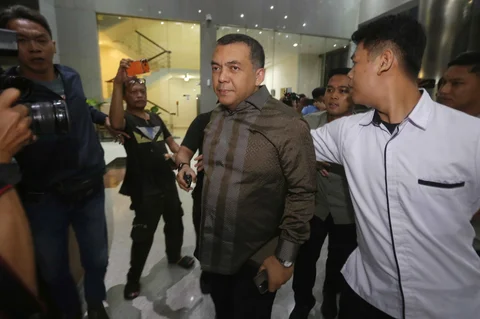 Wakil Menteri Imigrasi dan Pemasyarakatan, Silmy Karim (tengah) saat tiba di Gedung Merah Putih Komisi Pemberantasan Korupsi (KPK), Jakarta, Rabu (3/6/2026).