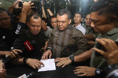 Wakil Menteri Imigrasi dan Pemasyarakatan, Silmy Karim (tengah) saat tiba di Gedung Merah Putih Komisi Pemberantasan Korupsi (KPK), Jakarta, Rabu (3/6/2026).