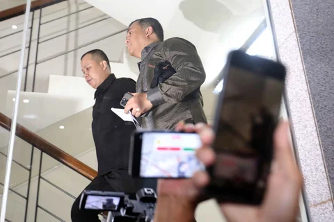 Wakil Menteri Imigrasi dan Pemasyarakatan, Silmy Karim (tengah) saat tiba di Gedung Merah Putih Komisi Pemberantasan Korupsi (KPK), Jakarta, Rabu (3/6/2026).