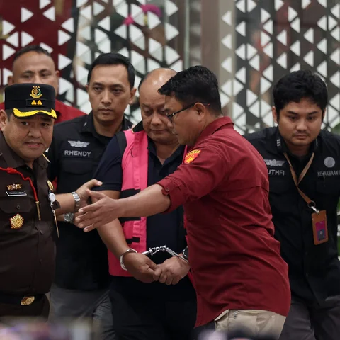 Mantan Kepala Badan Gizi Nasional (BGN), Dadan Hindayana (mengenakan rompi tahanan &ndash; ketiga kanan) digiring ke mobil tahanan usai menjalani pemeriksaan di Gedung Kejaksaan Agung RI, Jakarta, Rabu (3/6/2026). (Kapanlagi.com/Budy Santoso)