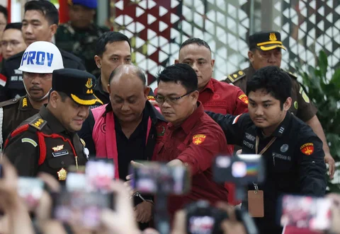 Mantan Kepala Badan Gizi Nasional (BGN), Dadan Hindayana (mengenakan rompi tahanan &ndash; tengah) digiring ke mobil tahanan usai menjalani pemeriksaan di Gedung Kejaksaan Agung RI, Jakarta, Rabu (3/6/2026). (Kapanlagi.com/Budy Santoso)