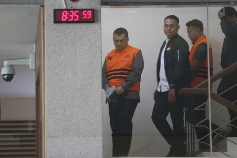 Wakil Menteri Imigrasi dan Pemasyarakatan (Wamen Imipas), Silmy Karim dibawa masuk ke dalam mobil tahanan usai menjalani pemeriksaan intensif di Gedung Merah Putih Komisi Pemberantasan Korupsi (KPK), Jakarta, Kamis (4/6/2026).