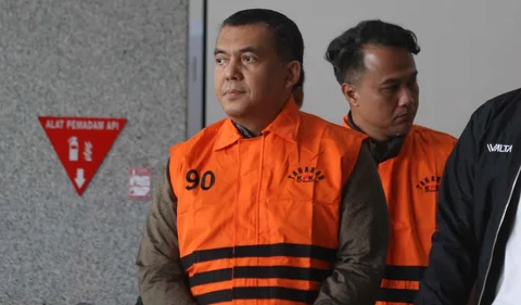 Wakil Menteri Imigrasi dan Pemasyarakatan (Wamen Imipas), Silmy Karim dibawa masuk ke dalam mobil tahanan usai menjalani pemeriksaan intensif di Gedung Merah Putih Komisi Pemberantasan Korupsi (KPK), Jakarta, Kamis (4/6/2026).