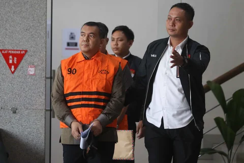 Wakil Menteri Imigrasi dan Pemasyarakatan (Wamen Imipas), Silmy Karim dibawa masuk ke dalam mobil tahanan usai menjalani pemeriksaan intensif di Gedung Merah Putih Komisi Pemberantasan Korupsi (KPK), Jakarta, Kamis (4/6/2026).