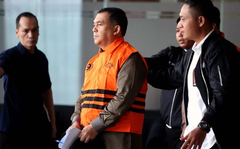 Wakil Menteri Imigrasi dan Pemasyarakatan (Wamen Imipas), Silmy Karim dibawa masuk ke dalam mobil tahanan usai menjalani pemeriksaan intensif di Gedung Merah Putih Komisi Pemberantasan Korupsi (KPK), Jakarta, Kamis (4/6/2026).
