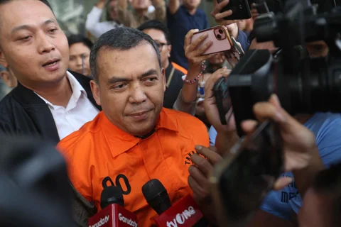 Wakil Menteri Imigrasi dan Pemasyarakatan (Wamen Imipas), Silmy Karim dibawa masuk ke dalam mobil tahanan usai menjalani pemeriksaan intensif di Gedung Merah Putih Komisi Pemberantasan Korupsi (KPK), Jakarta, Kamis (4/6/2026).