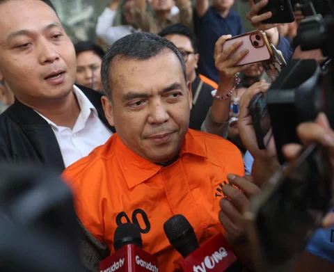Wakil Menteri Imigrasi dan Pemasyarakatan (Wamen Imipas), Silmy Karim dibawa masuk ke dalam mobil tahanan usai menjalani pemeriksaan intensif di Gedung Merah Putih Komisi Pemberantasan Korupsi (KPK), Jakarta, Kamis (4/6/2026).
