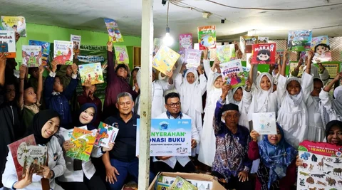 Senyum Anak-Anak di Wilayah Pedalaman Dapat Ribuan Buku