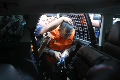 Wakil Menteri Imigrasi dan Pemasyarakatan (Wamen Imipas), Silmy Karim dibawa masuk ke dalam mobil tahanan usai menjalani pemeriksaan intensif di Gedung Merah Putih Komisi Pemberantasan Korupsi (KPK), Jakarta, Kamis (4/6/2026).
