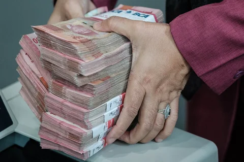 Uang kertas rupiah Indonesia dihitung di kantor penukaran mata uang di Jakarta Kamis (04/06/2026).