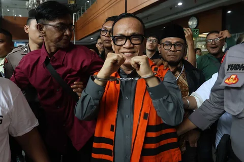 Terdakwa kasus dugaan pemerasan dalam pengurusan sertifikat K3 di Kementerian Ketenagakerjaan Immanuel Ebenezer (tengah) saat menghadiri sidang pembacaan putusan di Pengadilan Tipikor, Jakarta, Kamis (04/06/2026).