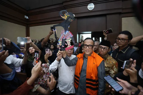 Terdakwa kasus dugaan pemerasan dalam pengurusan sertifikat K3 di Kementerian Ketenagakerjaan Immanuel Ebenezer (tengah) saat menghadiri sidang pembacaan putusan di Pengadilan Tipikor, Jakarta, Kamis (04/06/2026).