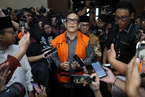 Terdakwa kasus dugaan pemerasan dalam pengurusan sertifikat K3 di Kementerian Ketenagakerjaan Immanuel Ebenezer (tengah) saat menghadiri sidang pembacaan putusan di Pengadilan Tipikor, Jakarta, Kamis (04/06/2026).