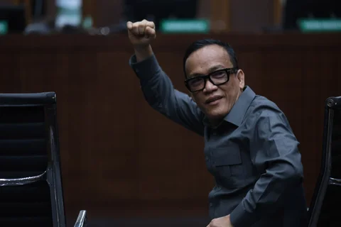 Terdakwa kasus dugaan pemerasan dalam pengurusan sertifikat K3 di Kementerian Ketenagakerjaan Immanuel Ebenezer (tengah) saat mengikuti sidang pembacaan putusan di Pengadilan Tipikor, Jakarta, Kamis (04/06/2026).