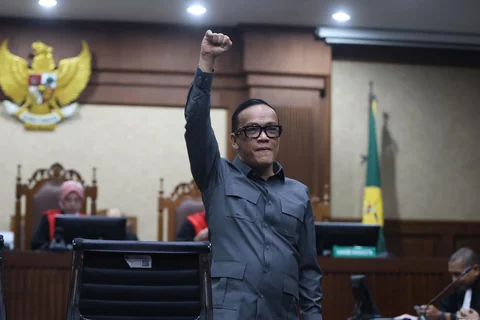 Terdakwa kasus dugaan pemerasan dalam pengurusan sertifikat K3 di Kementerian Ketenagakerjaan Immanuel Ebenezer (tengah) saat mengikuti sidang pembacaan putusan di Pengadilan Tipikor, Jakarta, Kamis (04/06/2026).