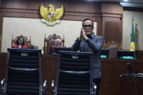 Terdakwa kasus dugaan pemerasan dalam pengurusan sertifikat K3 di Kementerian Ketenagakerjaan Immanuel Ebenezer (tengah) saat mengikuti sidang pembacaan putusan di Pengadilan Tipikor, Jakarta, Kamis (04/06/2026).