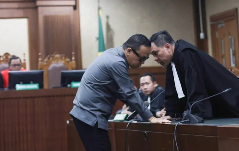 Terdakwa kasus dugaan pemerasan dalam pengurusan sertifikat K3 di Kementerian Ketenagakerjaan Immanuel Ebenezer (tengah) usai mengikuti sidang pembacaan putusan di Pengadilan Tipikor, Jakarta, Kamis (04/06/2026).