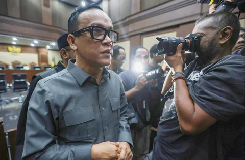 Terdakwa kasus dugaan pemerasan dalam pengurusan sertifikat K3 di Kementerian Ketenagakerjaan Immanuel Ebenezer (tengah) usai mengikuti sidang pembacaan putusan di Pengadilan Tipikor, Jakarta, Kamis (04/06/2026).