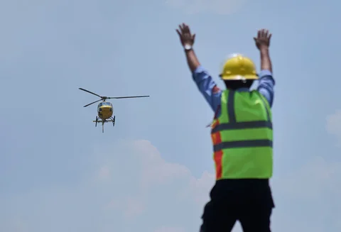 Sebuah helikopter yang membawa Dawa Sherpa, seorang pemandu gunung yang hilang selama beberapa hari di wilayah Everest, tiba di Rumah Sakit HAMS di Kathmandu, Nepal, Kamis (04/06/2026).