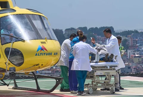 Petugas medis membawa Dawa Sherpa, seorang pemandu gunung yang hilang selama beberapa hari di wilayah Everest, untuk mendapatkan perawatan setelah ia tiba di Rumah Sakit HAMS di Kathmandu, Nepal, Kamis Kamis (04/06/2026).