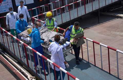 Petugas medis membawa Dawa Sherpa, seorang pemandu gunung yang hilang selama beberapa hari di wilayah Everest, untuk mendapatkan perawatan setelah ia tiba di Rumah Sakit HAMS di Kathmandu, Nepal, Kamis Kamis (04/06/2026).