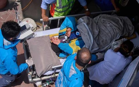 Petugas medis membawa Dawa Sherpa, seorang pemandu gunung yang hilang selama beberapa hari di wilayah Everest, untuk mendapatkan perawatan setelah ia tiba di Rumah Sakit HAMS di Kathmandu, Nepal, Kamis Kamis (04/06/2026).