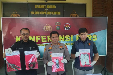 Konferensi pers di Mapolsek Denpasar Selatan soal penangkapan pelaku begal dokter di Bali, Kamis (4/6).