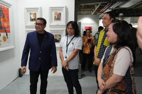 Menteri Ekraf Teuku Riefky Harsya saat membuka ArtMoments Jakarta 2026 di Jakarta