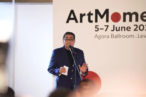 Menteri Ekraf Teuku Riefky Harsya saat membuka ArtMoments Jakarta 2026 di Jakarta