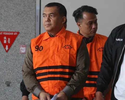Wakil Menteri Imigrasi dan Pemasyarakatan (Wamen Imipas), Silmy Karim dibawa masuk ke dalam mobil tahanan usai menjalani pemeriksaan intensif di Gedung Merah Putih Komisi Pemberantasan Korupsi (KPK), Jakarta, Kamis (4/6/2026).