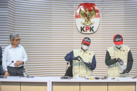 Ketua Komisi Pemberantasan Korupsi (KPK), Setyo Budiyanto (kiri) menyaksikan petugas yang akan memperlihatkan barang bukti Operasi Tangkap Tangan (OTT) di Kantor Imigrasi Jakarta Barat, Gedung Merah Putih KPK, Jakarta, Kamis (4/6/2026).