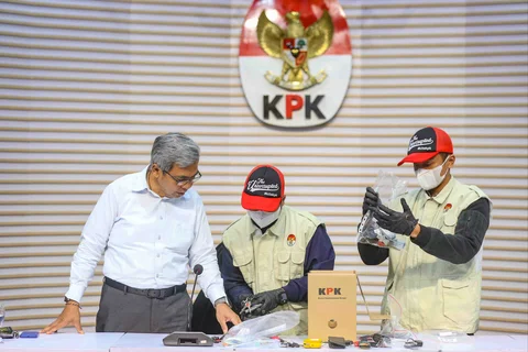 Ketua Komisi Pemberantasan Korupsi (KPK), Setyo Budiyanto (kiri) menyaksikan petugas yang akan memperlihatkan barang bukti Operasi Tangkap Tangan (OTT) di Kantor Imigrasi Jakarta Barat, Gedung Merah Putih KPK, Jakarta, Kamis (4/6/2026).
