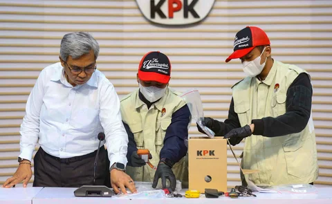Ketua Komisi Pemberantasan Korupsi (KPK), Setyo Budiyanto (kiri) menyaksikan petugas yang akan memperlihatkan barang bukti Operasi Tangkap Tangan (OTT) di Kantor Imigrasi Jakarta Barat, Gedung Merah Putih KPK, Jakarta, Kamis (4/6/2026).