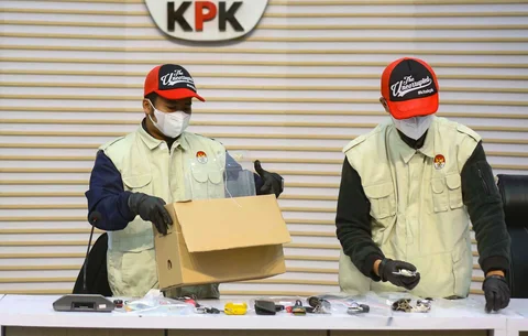 Petugas memperlihatkan barang bukti Operasi Tangkap Tangan (OTT) di Kantor Imigrasi Jakarta Barat, Gedung Merah Putih KPK, Jakarta, Kamis (4/6/2026).