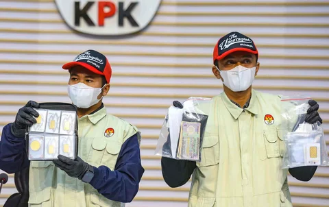 Petugas memperlihatkan barang bukti Operasi Tangkap Tangan (OTT) di Kantor Imigrasi Jakarta Barat, Gedung Merah Putih KPK, Jakarta, Kamis (4/6/2026).