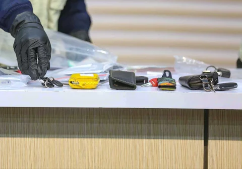 Petugas memperlihatkan barang bukti Operasi Tangkap Tangan (OTT) di Kantor Imigrasi Jakarta Barat, Gedung Merah Putih KPK, Jakarta, Kamis (4/6/2026).