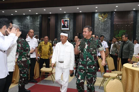 Kepala Staf Angkatan Darat Jenderal TNI Maruli Simanjuntak bersama Gubernur Jawa Barat Dedi Mulyadi saat menghadiri rapat koordinasi penanganan sampah dan mitigasi kemarau panjang di Mabesad, Jakarta, Kamis (4/6/2026).