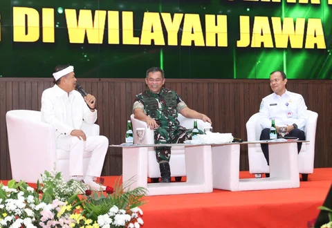 Kepala Staf Angkatan Darat Jenderal TNI Maruli Simanjuntak bersama Gubernur Jawa Barat Dedi Mulyadi dan Kepala BMKG Teuku Faisal Fathani menghadiri rapat koordinasi penanganan sampah dan mitigasi kemarau panjang di Mabesad, Jakarta, Kamis (4/6/2026).