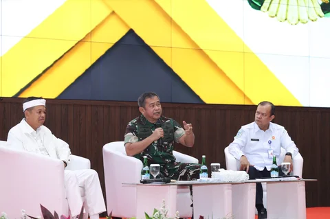 Kepala Staf Angkatan Darat Jenderal TNI Maruli Simanjuntak bersama Gubernur Jawa Barat Dedi Mulyadi dan Kepala BMKG Teuku Faisal Fathani menghadiri rapat koordinasi penanganan sampah dan mitigasi kemarau panjang di Mabesad, Jakarta, Kamis (4/6/2026).