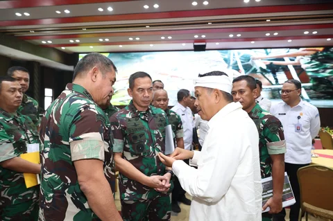 Kepala Staf Angkatan Darat Jenderal TNI Maruli Simanjuntak bersama Gubernur Jawa Barat Dedi Mulyadi saat menghadiri rapat koordinasi penanganan sampah dan mitigasi kemarau panjang di Mabesad, Jakarta, Kamis (4/6/2026).