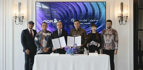Sesi penandatangan kesepakatan kerja sama yang dilakukan oleh CEO NeutraDC Group Andreuw Th.A.F (ketiga dari kanan) dan Chairman & CEO Gorilla Technology Jay Chandan (ketiga dari kiri), disaksikan langsung oleh Komisaris NeutraDC Nxera Batam Cyndi Pei (kedua dari kanan), Group CTO Gorilla Technology Rajesh Natarajan (paling kiri), yang digelar di Bangkok, Thailand, pada bulan Mei 2026 lalu.