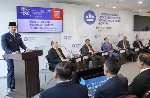 Menteri Koordinator Bidang Infrastruktur dan Pembangunan Kewilayahan, Agus Harimurti Yudhoyono berbicara pada sesi EAEU-ASEAN di SPIEF 2026, St. Petersburg, Rusia, Kamis (04/06/2026), untuk mendorong penguatan kerja sama ASEAN dan Eurasia.