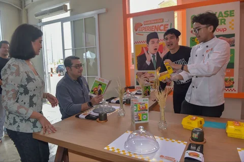 Menteri Ekraf Teuku Riefky Harsya saat menghadiri pembukaan Festival Burger Dunia