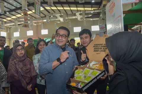 Menteri Ekraf Teuku Riefky Harsya saat menghadiri pembukaan Festival Burger Dunia
