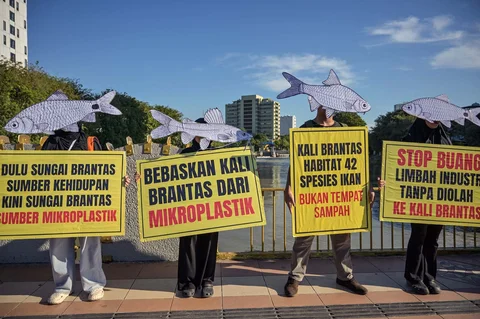 Aktivis Ecoton mengenakan topeng ikan saat menggelar aksi memperingati Hari Lingkungan Hidup Sedunia di Surabaya, Jawa Timur, Jumat (5/6/2026)