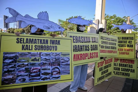 Aktivis Ecoton mengenakan topeng ikan saat menggelar aksi memperingati Hari Lingkungan Hidup Sedunia di Surabaya, Jawa Timur, Jumat (5/6/2026)