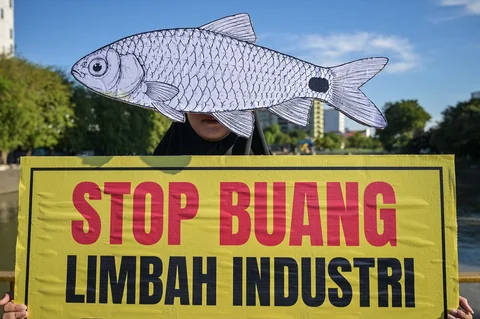 Aktivis Ecoton mengenakan topeng ikan saat menggelar aksi memperingati Hari Lingkungan Hidup Sedunia di Surabaya, Jawa Timur, Jumat (5/6/2026)